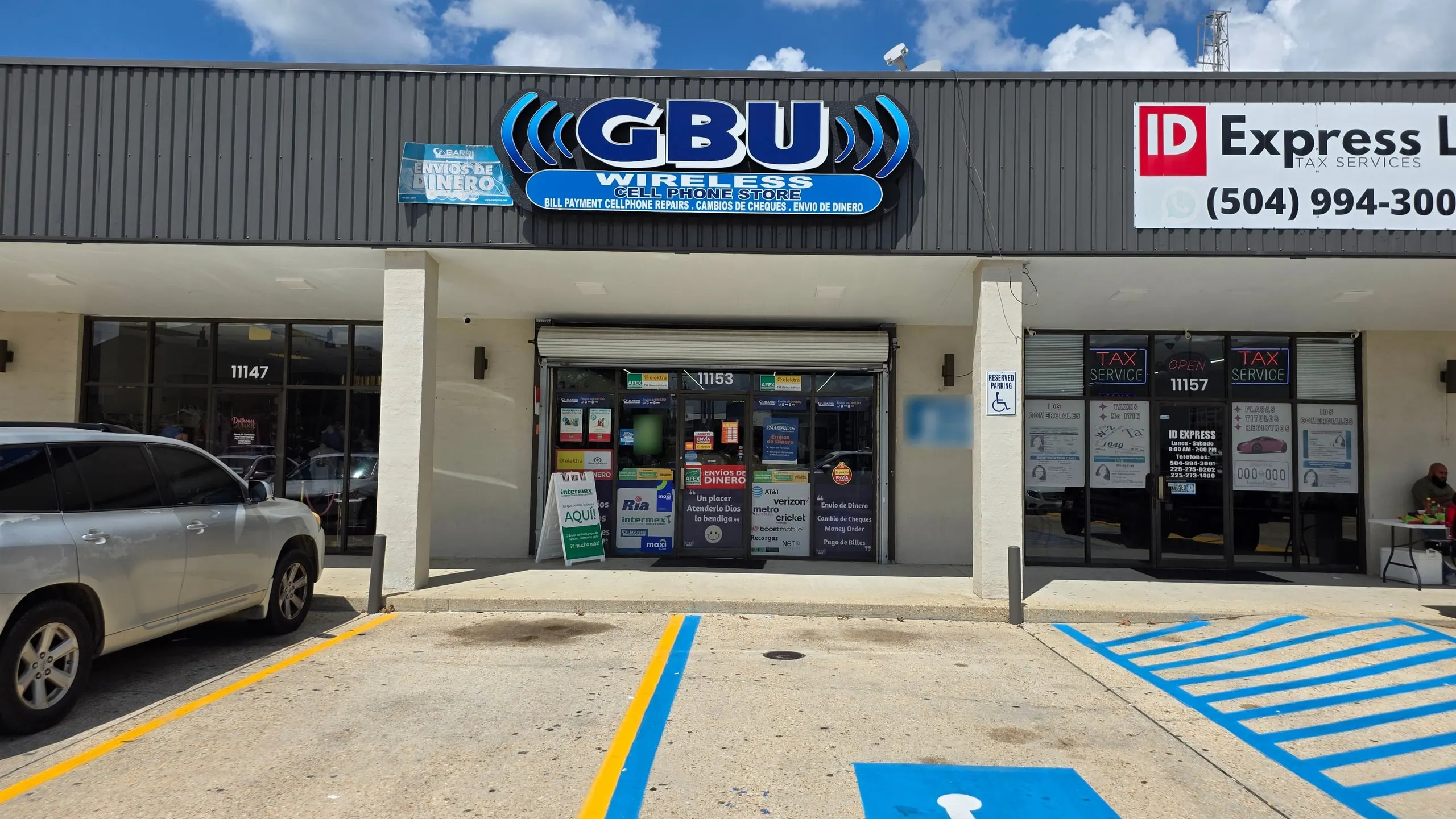 Fachada de la tienda GBU Wireless en Baton Rouge, con el letrero a la vista