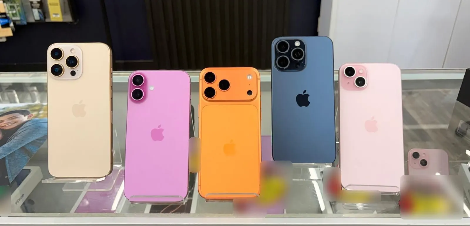 Mostrador con cinco iPhone de distintos colores