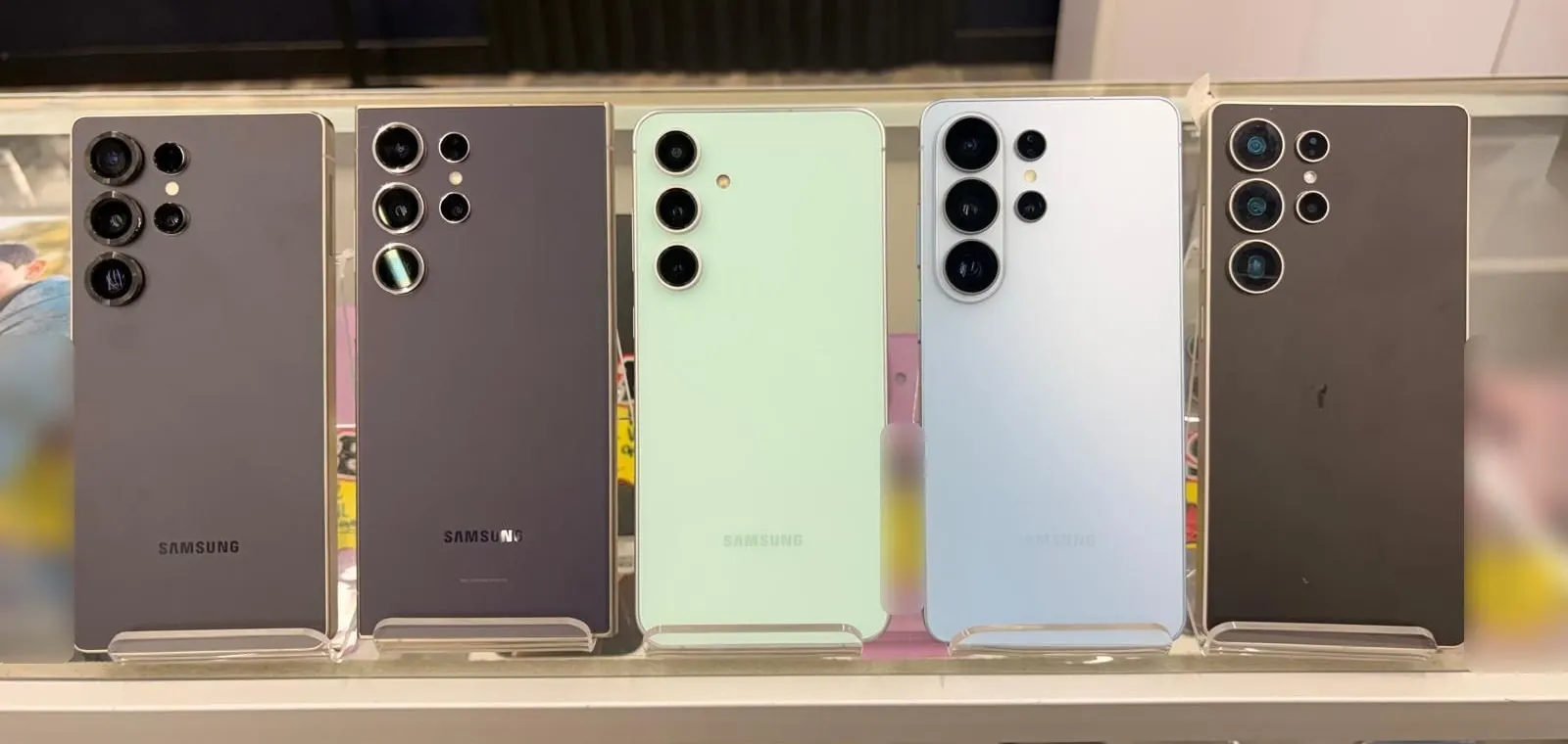 Mostrador con cinco celulares Samsung Galaxy de distintos colores